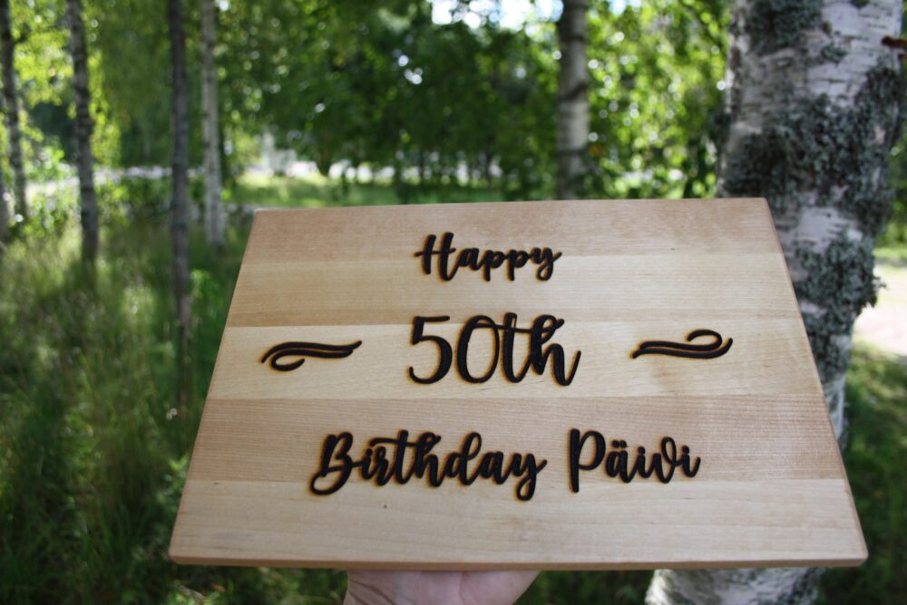 Leikkuulauta tekstillä "Happy 50th Birthday Päivi